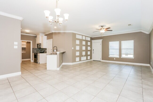 Building Photo - 811 N Ridge Dr