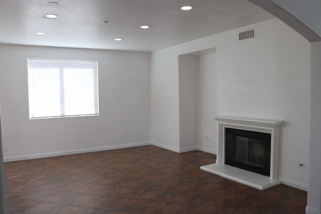 Building Photo - Spacious 4-Bedroom Home in North Fontana –...
