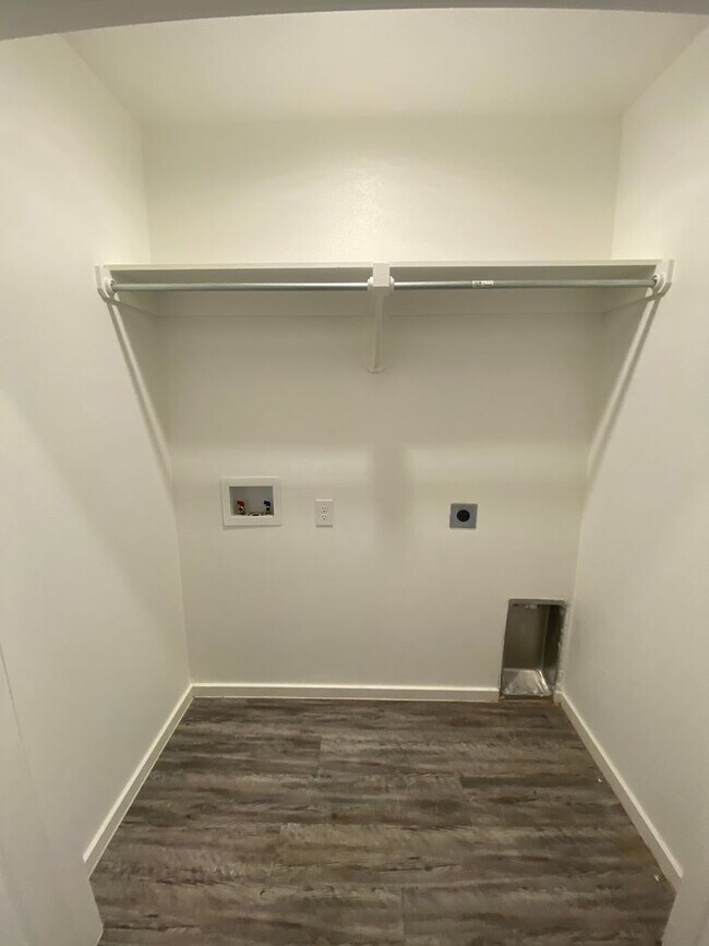 Building Photo - Introducing Your Dream Home: Spacious and Stunning 3 Bed, 2 Bath Haven Ready for You!