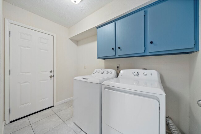 Building Photo - 12143 Stone W Dr