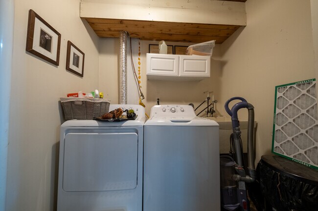Building Photo - 4222 Goldenrod Ln N