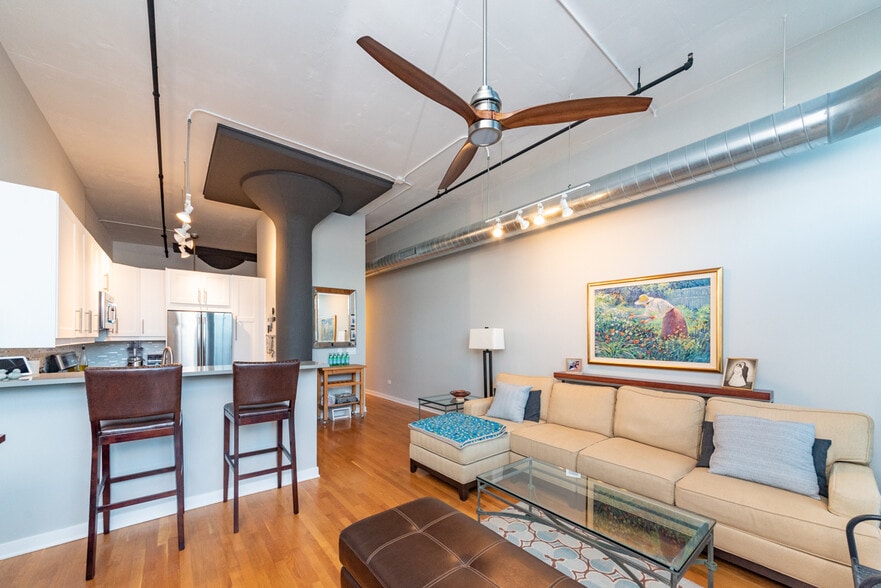 Building Photo - 1224 W Van Buren St