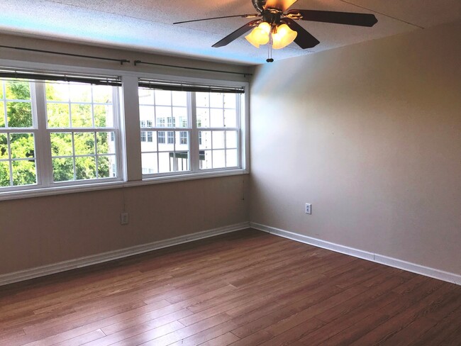 Building Photo - 2BA/ 2BR Condo located near University of ...