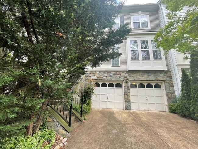 Primary Photo - Three Bedroom Townhouse on Eisenhower Aven...
