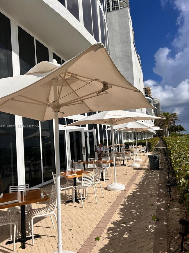 Building Photo - 15811 Collins Ave