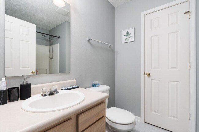 Building Photo - 2135 Shadowbrook Dr
