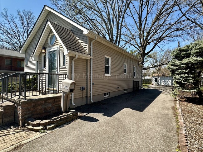 Building Photo - No Deposit Required! Charming Royal Oak Re...