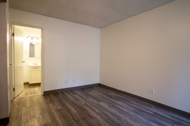 Building Photo - Nicely Renovated One Bedroom Near OHSU Available Now!