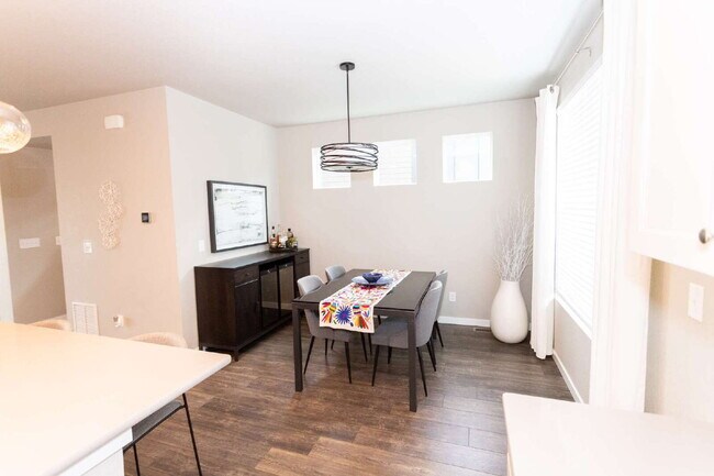 Building Photo - Stunning 3-Story urban style house for rent