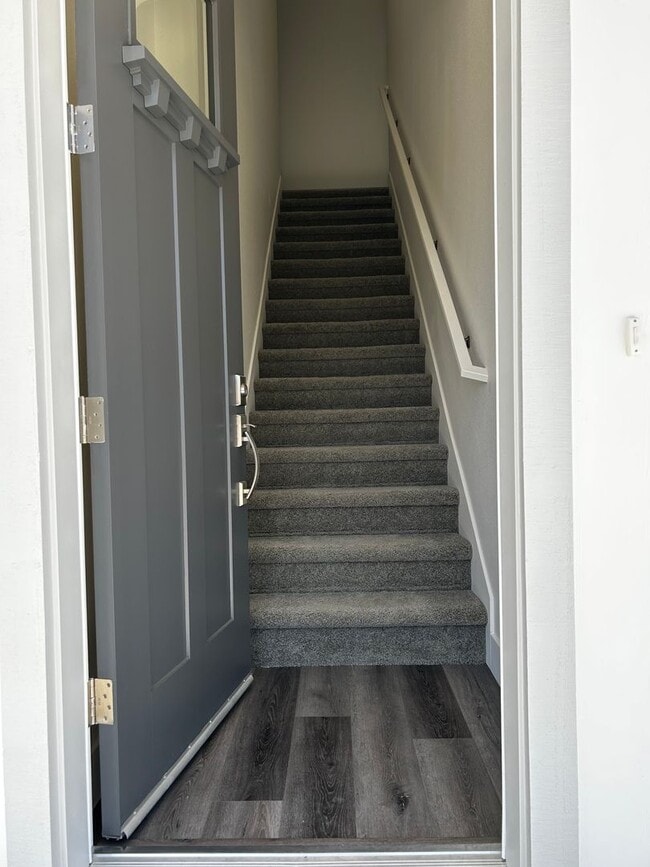 Building Photo - 2 Bed 1 BATH UPPER UNIT