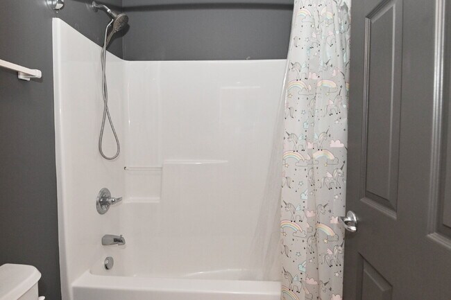 Building Photo - Spacious 4-Bedroom Haven with 2.5 Baths and Nearly 3,000 Sq Ft of Comfort in Indianapolis!