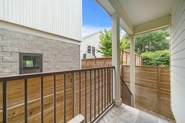 Building Photo - 1005 Bingham St