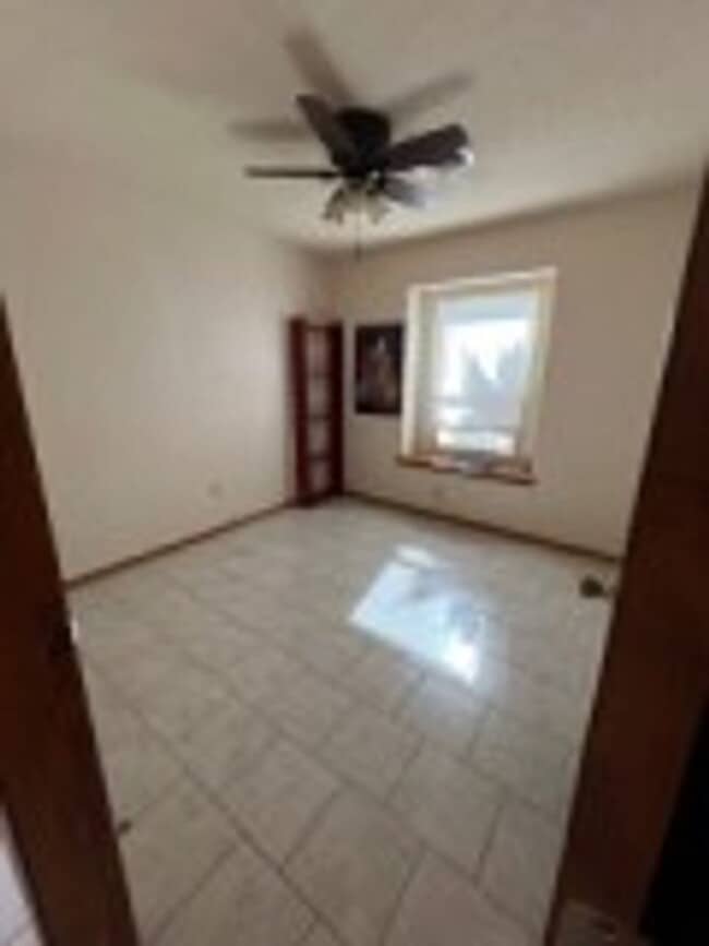 Building Photo - Beautful Brick Home with 3 BD/2 BA & Refri...