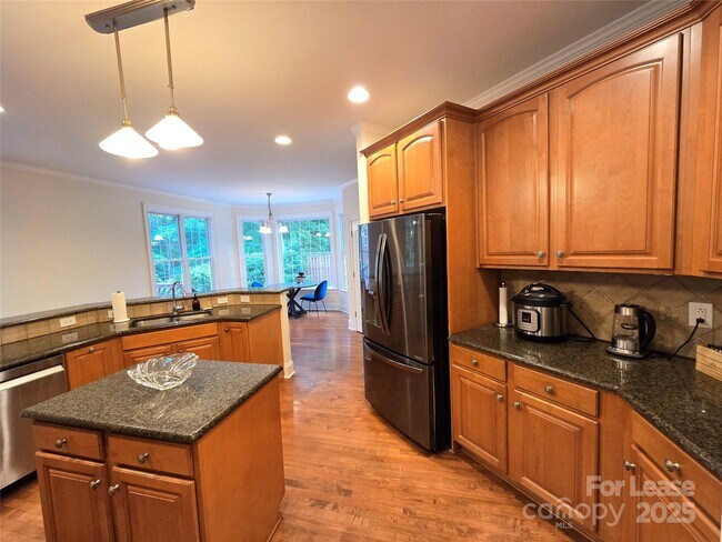 Building Photo - 409 Foxglove Ln