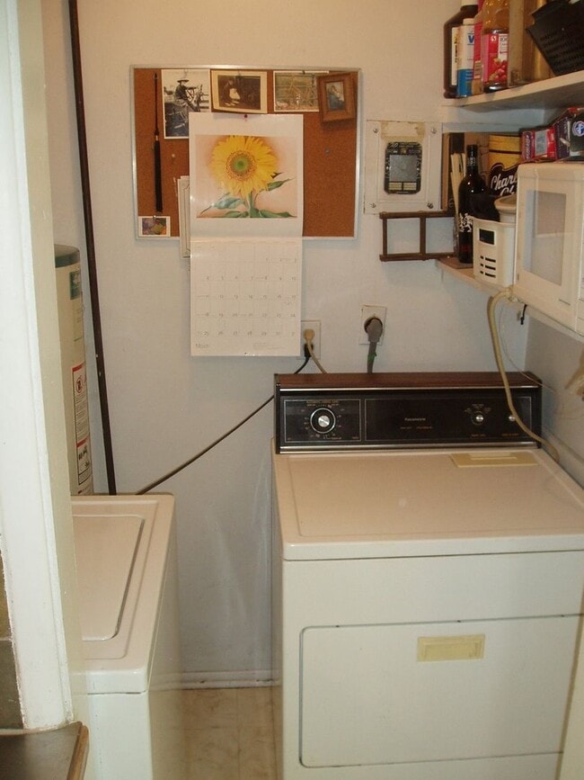 Building Photo - FREE 50in FLAT SCREEN TV Move in Special!!...