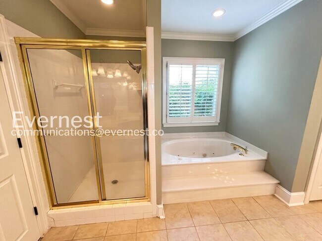 Building Photo - 5 Bed/3.5 Bath Home with Garage /Available Now!