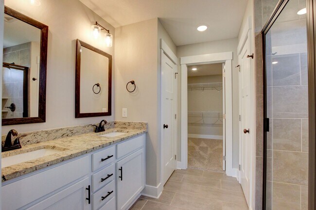 Building Photo - Fresh and Clean 3 bed/2 bath minutes from Exit 8.  Show Stopper!