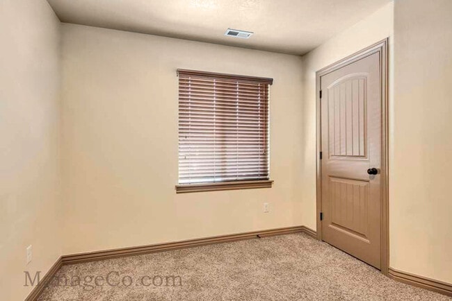 Building Photo - Spacious Orem Townhouse