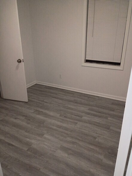 Building Photo - 14 Flint Dr