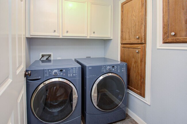 Building Photo - Stunning Three-Bedroom Townhouse Located i...