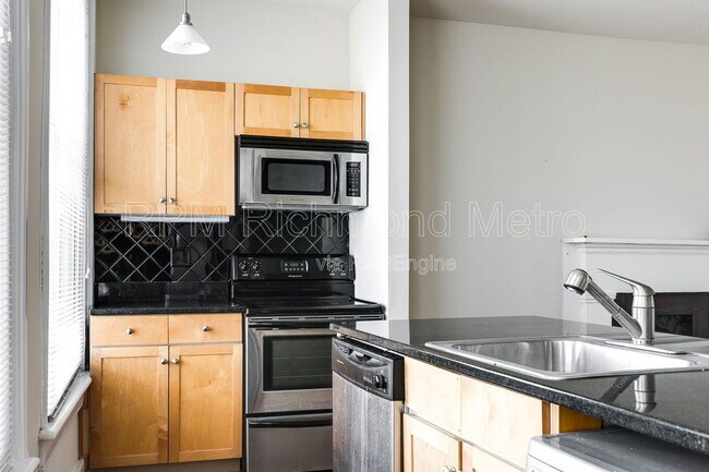 Building Photo - 1321 1/2 E Main St