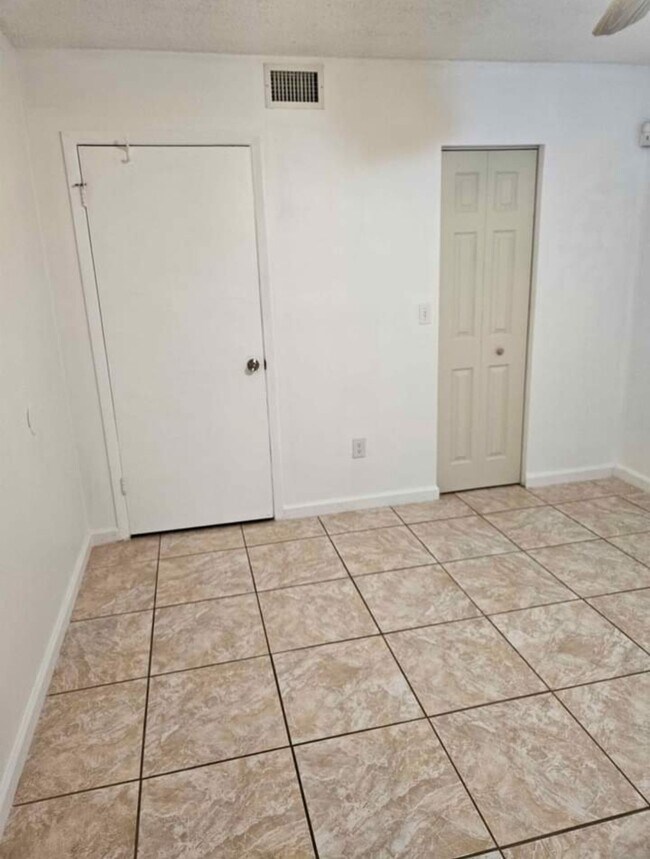 Building Photo - 20910 NE 8th Ct