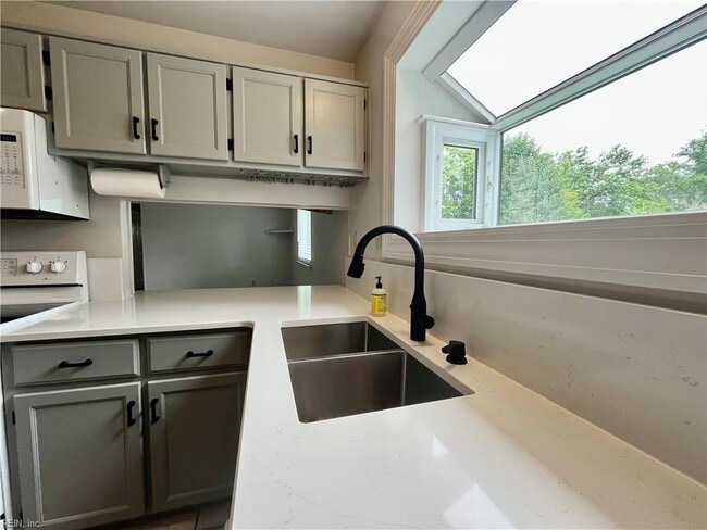 Building Photo - 3905 Brentwood Crescent