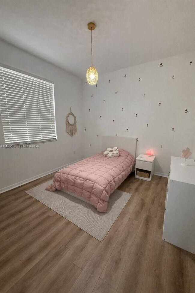 Building Photo - 909 NE 193rd Terrace