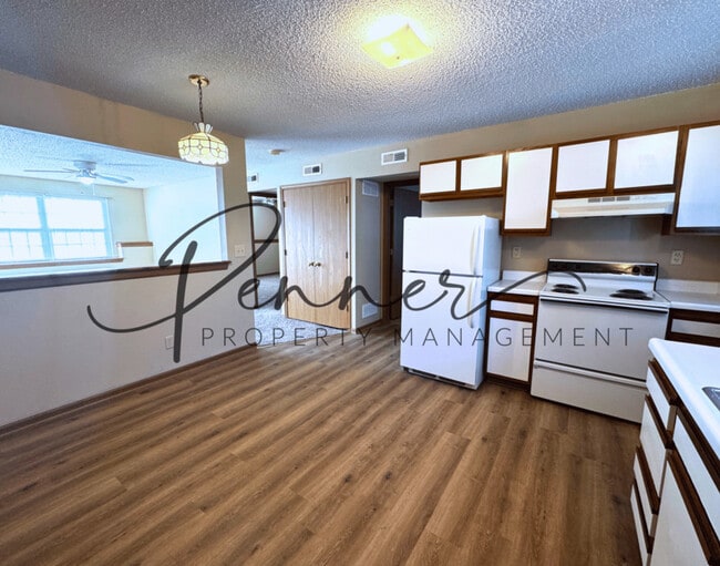 Building Photo - 136 N Crest Dr