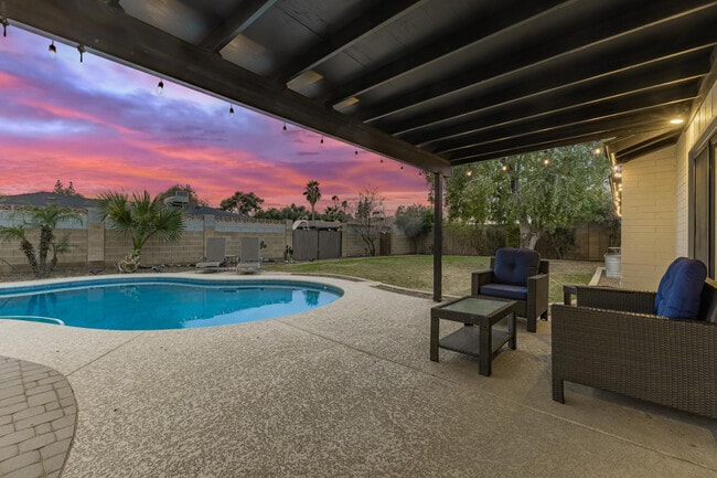 Building Photo - 617 E Ellis Dr