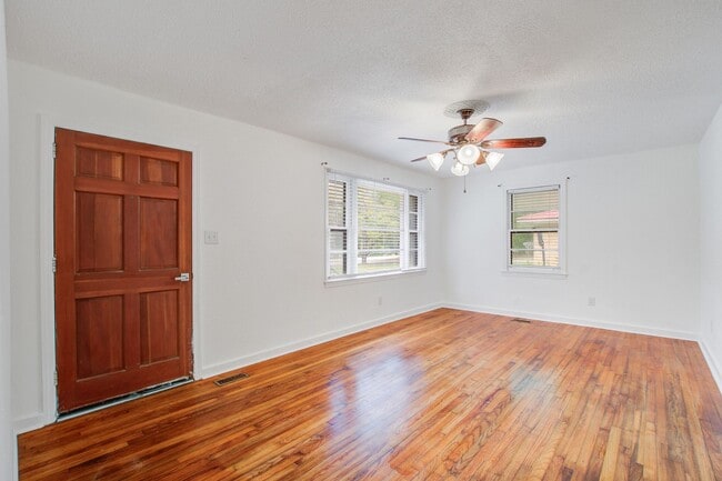Building Photo - Welcome To West Circle Dr