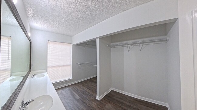 Building Photo - 3 Rain Walk Ct