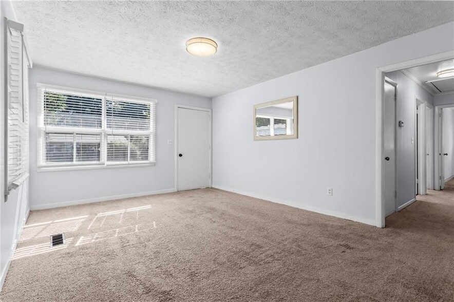 Building Photo - 2560 Walton Way SW