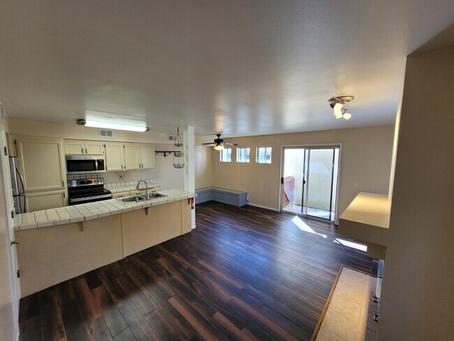 Building Photo - 433 E Ave