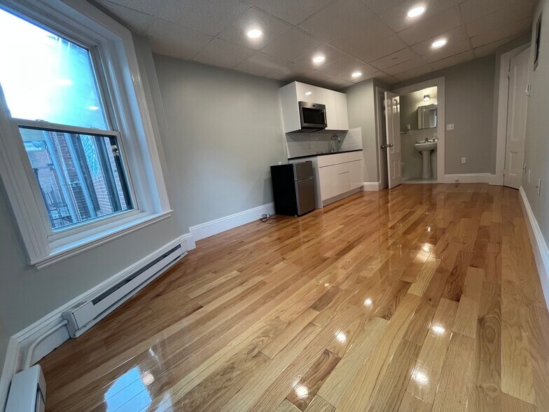 Primary Photo - 304 Newbury St