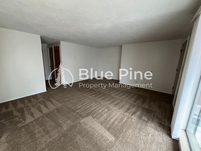 Building Photo - 542 Gladstone St