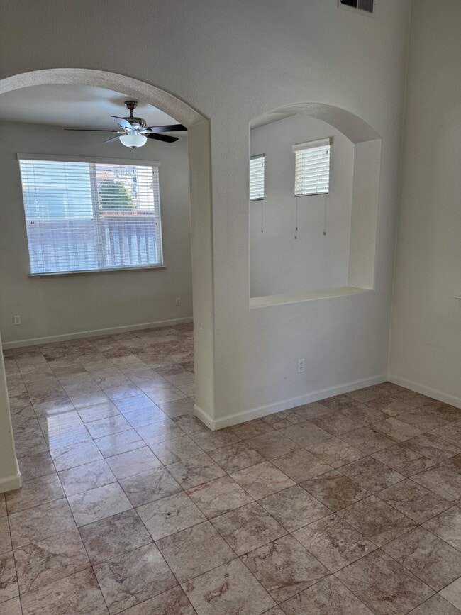 Building Photo - Beautiful 3 Bed, 2.5 Bath Green Valley Sin...