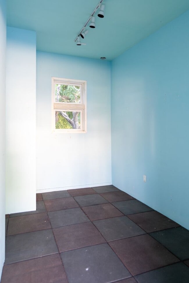 Building Photo - Vibrant 2b2b Franklin Hills / Los Feliz Home - Private Yard - Central HVAC