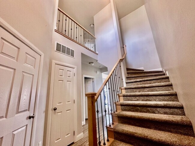 Building Photo - 3 bed -2.5 bath - Newer townhome in the heart of Cedar City!