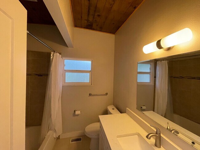 Building Photo - Spacious 4 Bed / 3 Bath Remodeled Rambler | Large Yard + Outbuildings + Minutes to Marina Desirab...