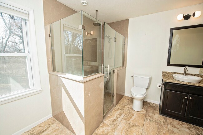 Building Photo - 1448 E Walnut St