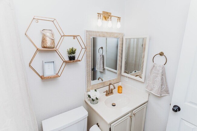 Building Photo - "Well-maintained 4-Bedroom Gem with 2 Full Baths and a Fireplace in Desirable Harker Heights Neig...