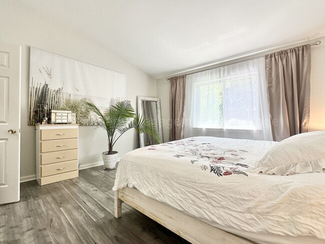 Building Photo - Beautifully Updated 2-Bedroom Townhouse w/...