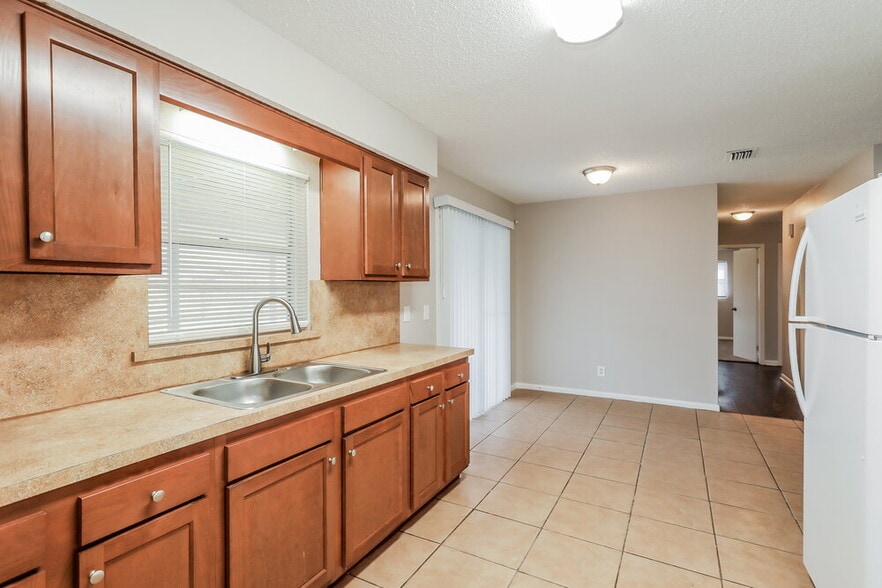 Building Photo - 5664 Hillman Dr