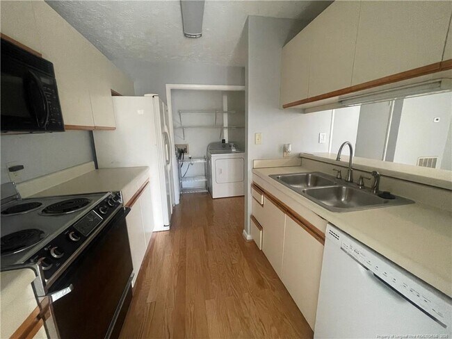 Building Photo - 663 Bartons Landing Pl