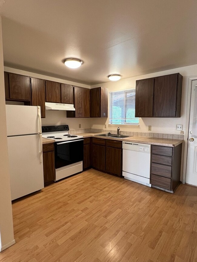 Building Photo - 2 Bedroom Duplex Coming Available Soon! January FREE!