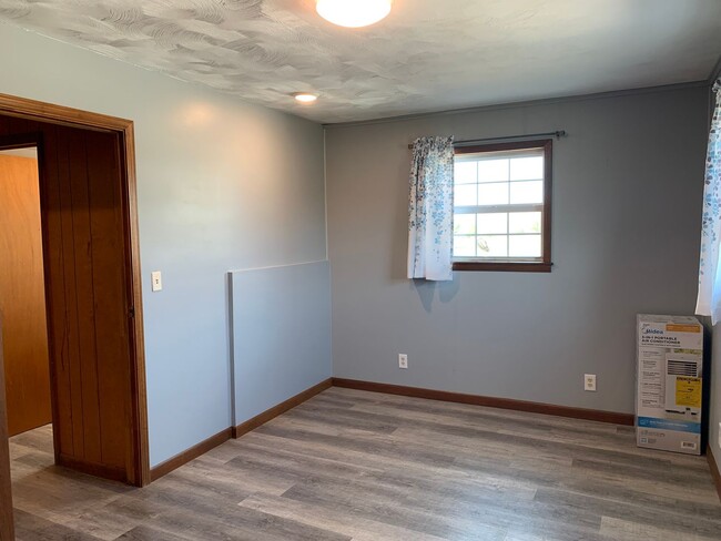 Building Photo - Property on approx 1 acre with lots of upd...