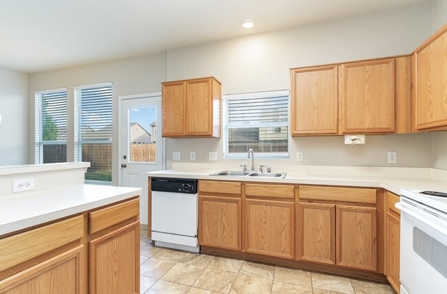 Building Photo - 815 Carlton Rd