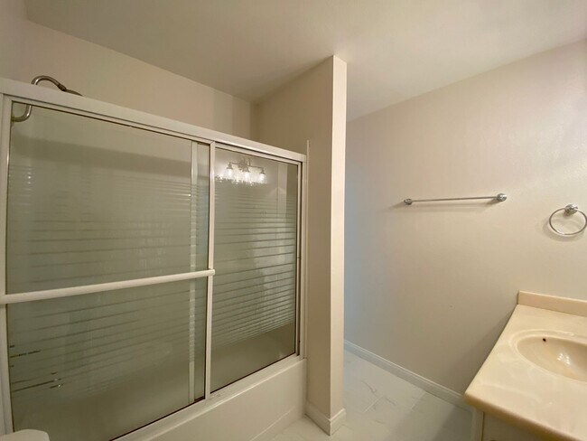 Building Photo - Spacious 2 Bedroom/ 2 Bath in the Highly D...