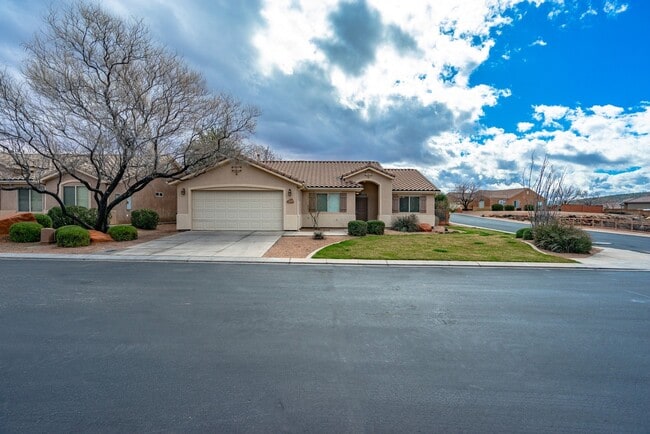 Primary Photo - Dog Friendly 3 Bedroom Home In Painted Desert